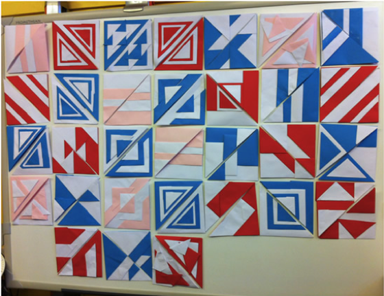 Røde, blå og hvite trekanter på en oppslagstavle