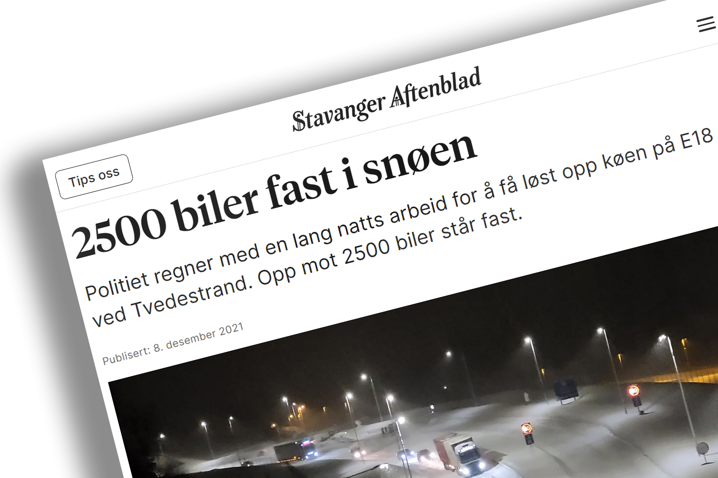 Faksimile fra Aftenbladet.no. 2500 biler fast i snøen. Politiet regner med en lang natts arbeid for å få løst opp køen på E18 ved Tvedestrand. Opp mot 2500 biler står fast i køen.