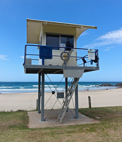 Et badevakttårn ved stranden