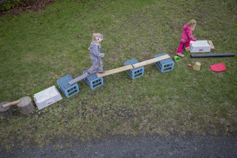 Barn som prøver ut ferdig bygd sti