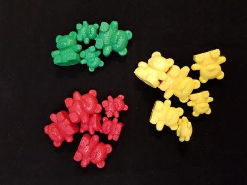 Grønne, gule og røde bjørner sortert i grupper etter farge