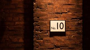 Tallet 10 på et lite skilt på en brun vegg