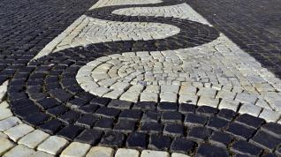 Mønster på gate laget av brostein - viser mønster som ligner på en slange