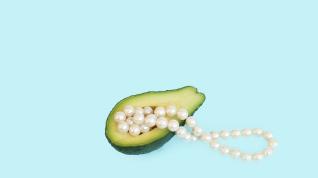 Foto av et perlesmykke i en halv avokado