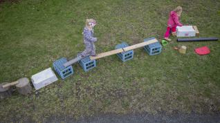 Barn lager sti av planker og kasser