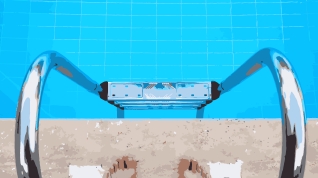 Stige ned til svømmebasseng. To føtter vises så vidt foran stigen.