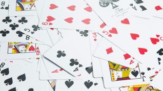 Spillekort som er lagt usortert utover et bord.