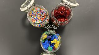 Glasskrukker med perler, lekedyr og julekuler