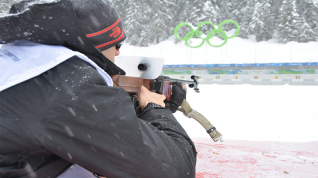 mann som skyter på blink i skiskyting